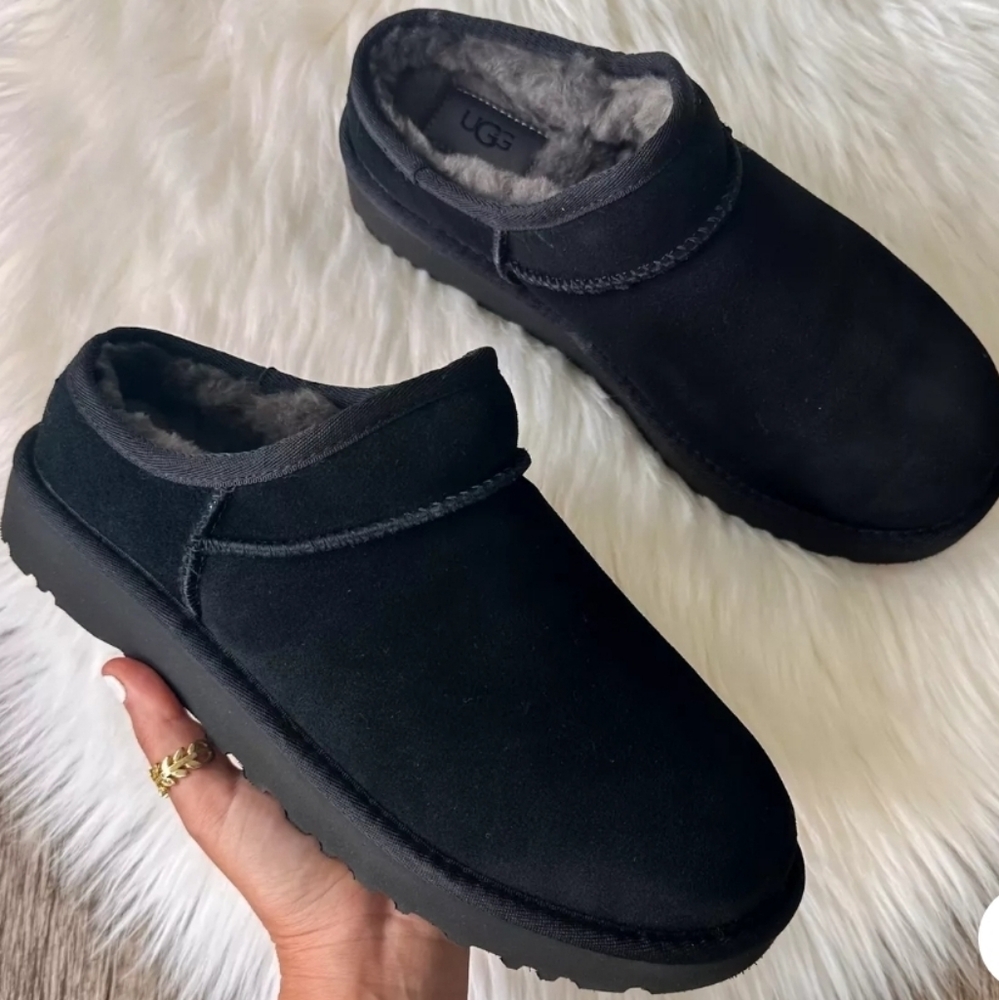 UGG Black Classic Slipper
